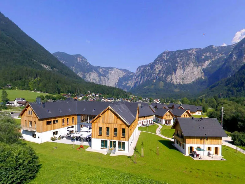 Dormio Resort Obertraun – ubytování u Hallstattského jezera Dřevěné sruby Dormio Resort Obertraun obklopené horami u Hallstattského jezera v Rakousku.