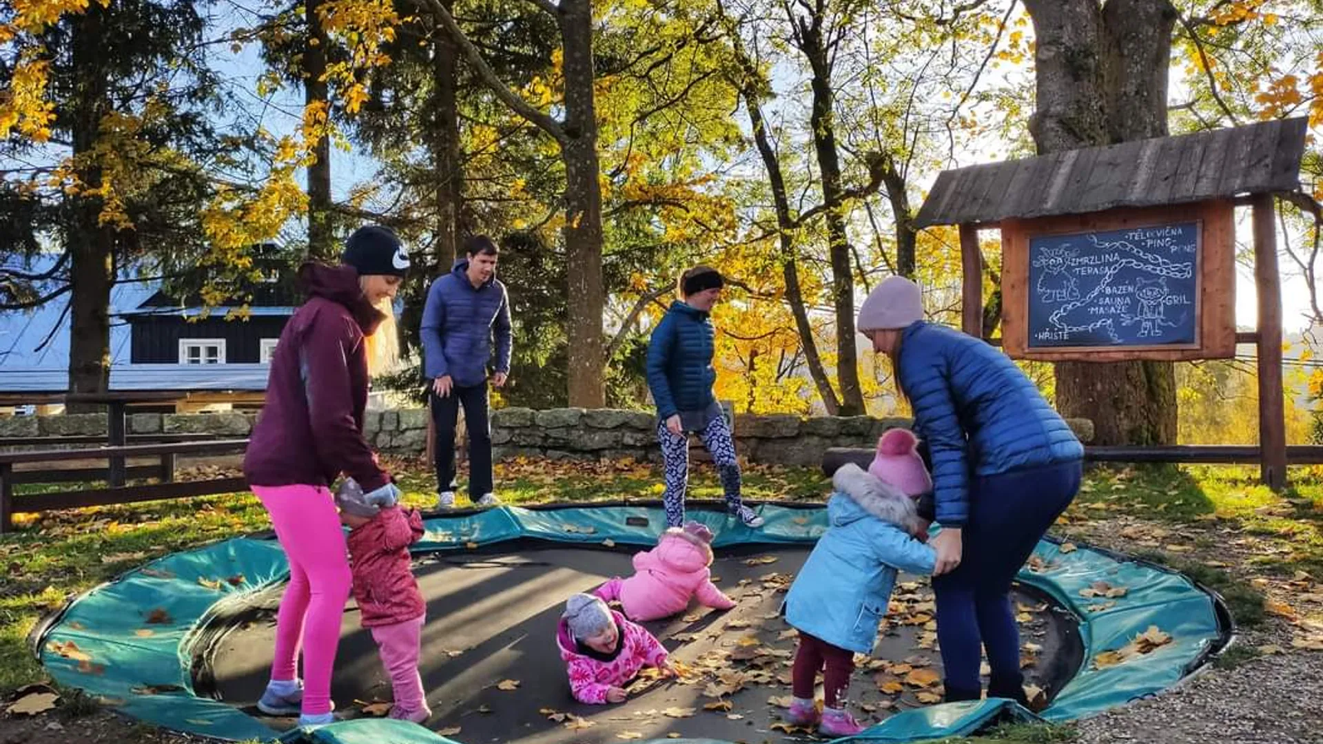 Pobyt s dětmi v Hotelu Peklo – Active moms & kids Rodiče a malé děti si společně hrají na venkovní trampolíně během pobytu Active moms & kids v Hotelu Peklo.