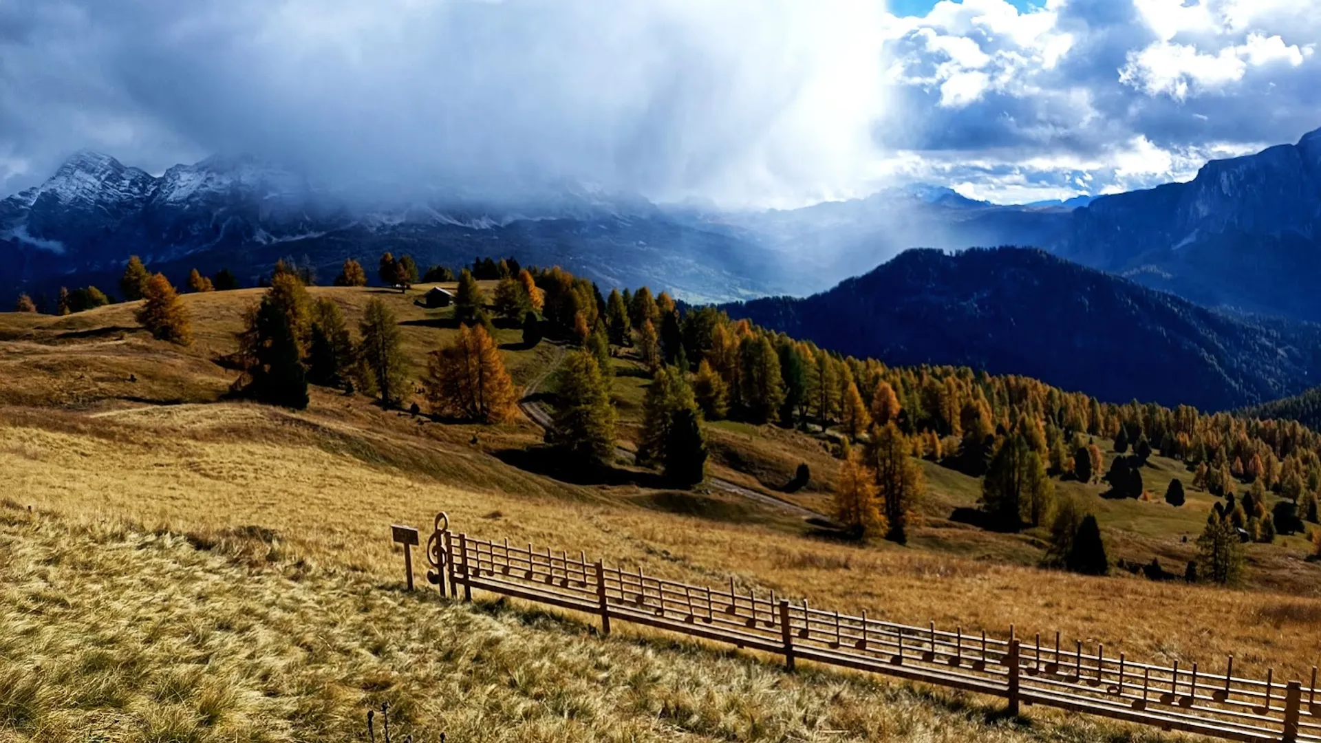Podzimní Dolomity s dětmi Horská jezera a skalnaté štíty Dolomit se odrážejí na klidné hladině.