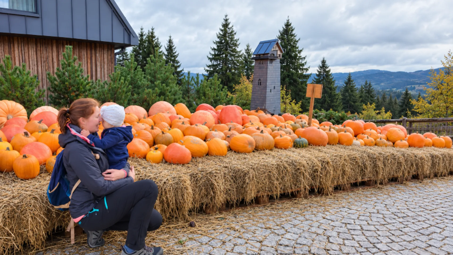 Halloweenské akce pro děti po celé ČR maminka s dítětem u dýňové výzdoby během podzimní akce