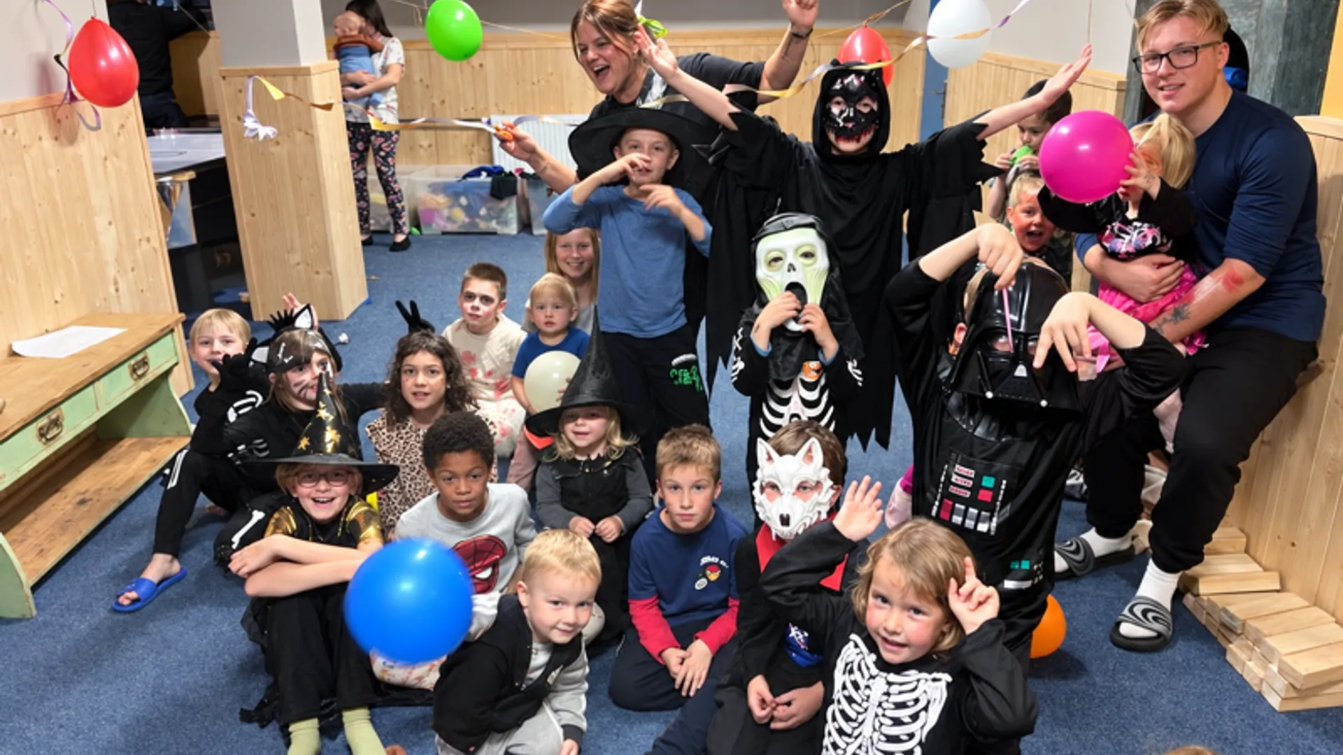 Halloween s dětmi na společném pobytu děti a dospělí v halloweenských kostýmech při společném programu