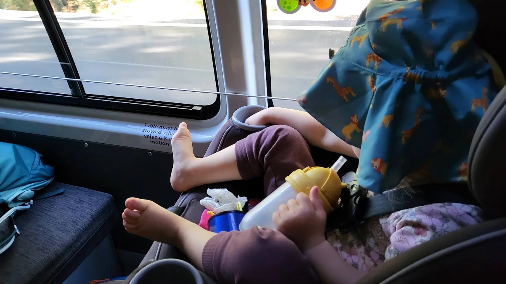 Ne každou chvíli na cestě je potřeba vyplnit hrou malé dítě odpočívá v autosedačce během delší cesty autem