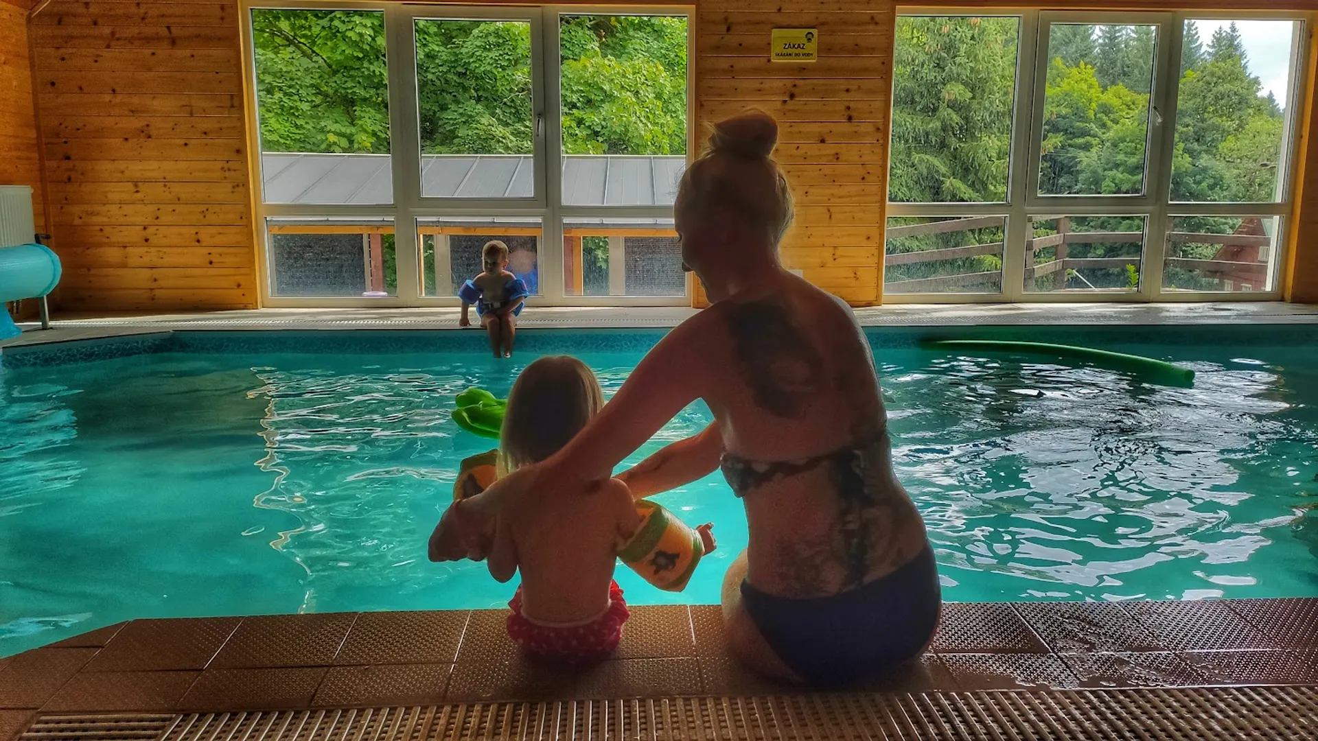 Krytý bazén v baby friendly Hotelu Peklo Maminka s malým dítětem u krytého bazénu v Hotelu Peklo v Josefově Dole.