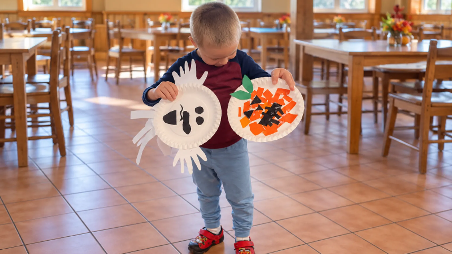 Jednoduché halloweenské tvoření pro děti malé dítě drží vlastnoručně vyrobeného papírového ducha a dýni