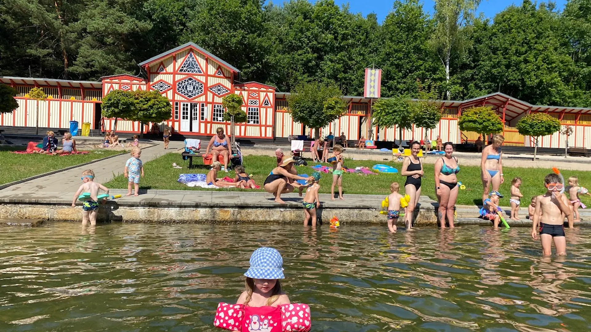 Děti se koupou na historickém koupališti Dachova u Hořic.